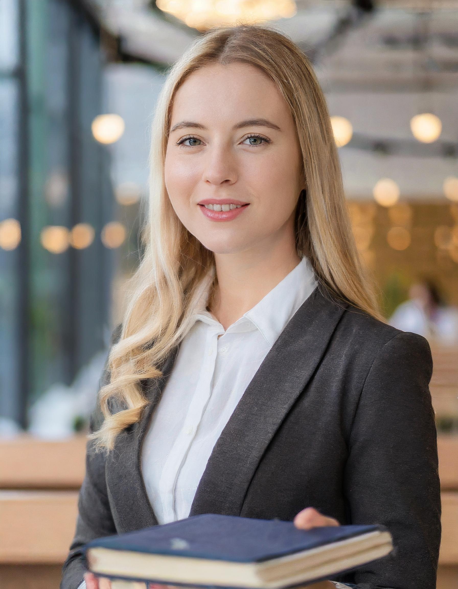 Porträt einer professionell aussehenden Frau in Business-Kleidung