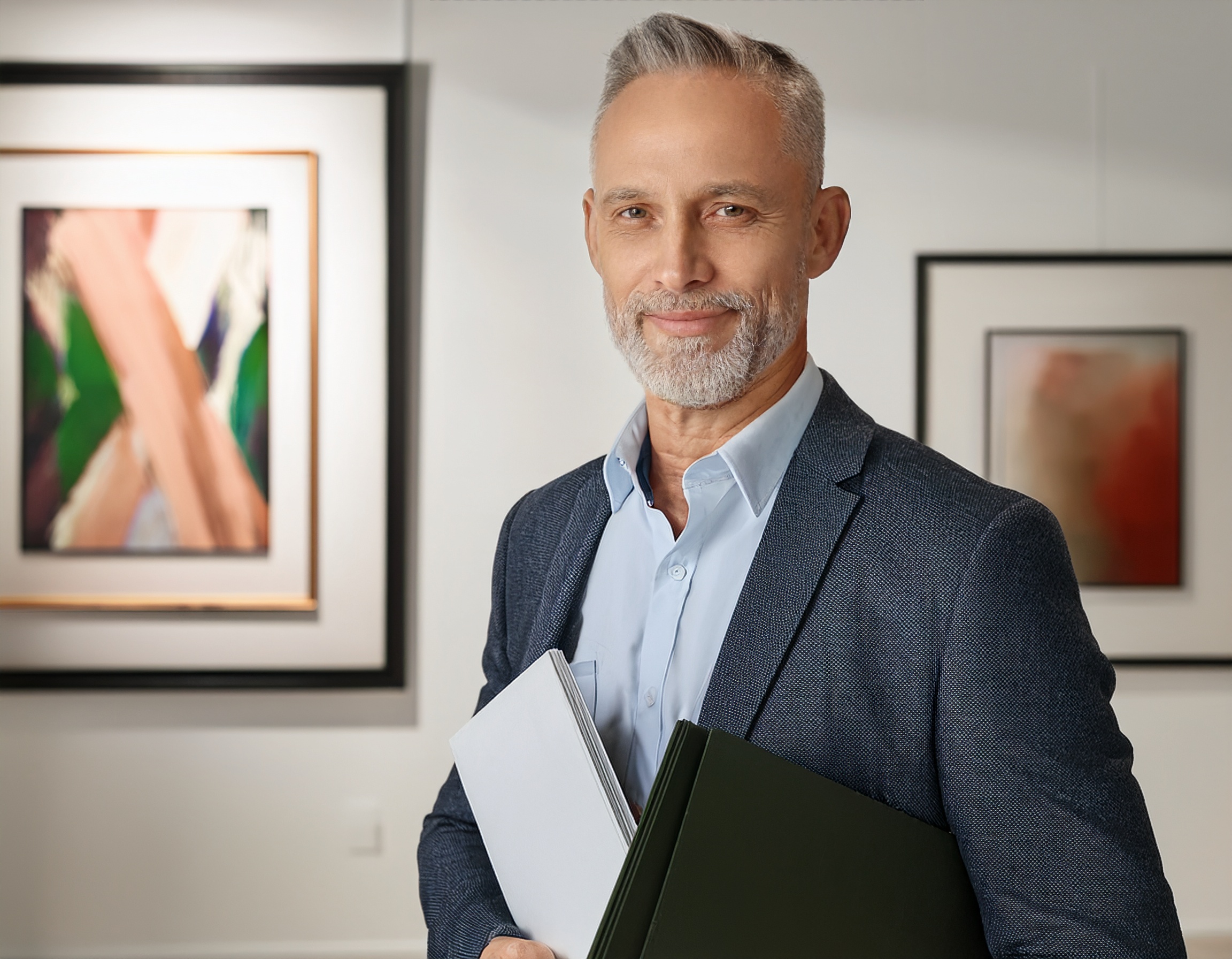 Porträt eines freundlichen, geschäftlich gekleideten Mannes